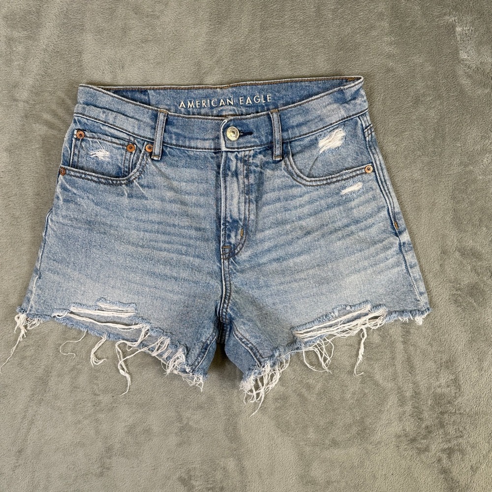 American Eagle Strigid Distressed Denim Shorts Light Wash Frayed Hem Size 2
